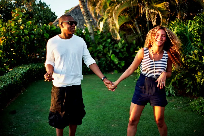 Η Beyonce και ο Jay-Z πιασμένοι χέρι-χέρι σε εξωτερικό χώρο