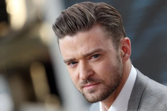 Ο Justin Timberlake με γκρι κοστούμι και περιποιημένο μούσι.