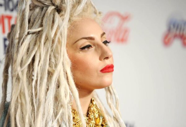 Η Lady Gaga φωτογραφίζεται τόπλες στην πισίνα του σπιτιού της