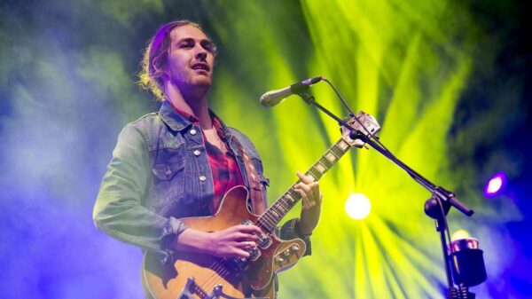 O Hozier διασκευάζει το “Lay Me Down” του Sam Smith