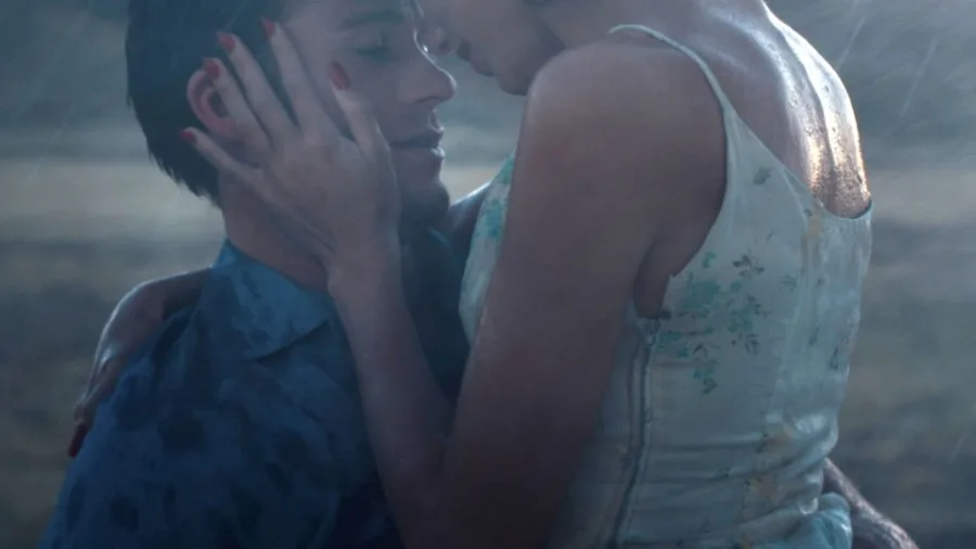 Η Taylor Swift σε σκηνή από το video clip Wildest Dreams.