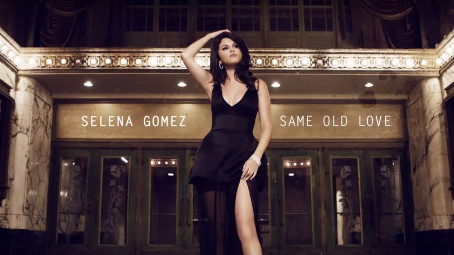 Η Selena Gomez με μαύρο φόρεμα μπροστά από είσοδο θεάτρου.
