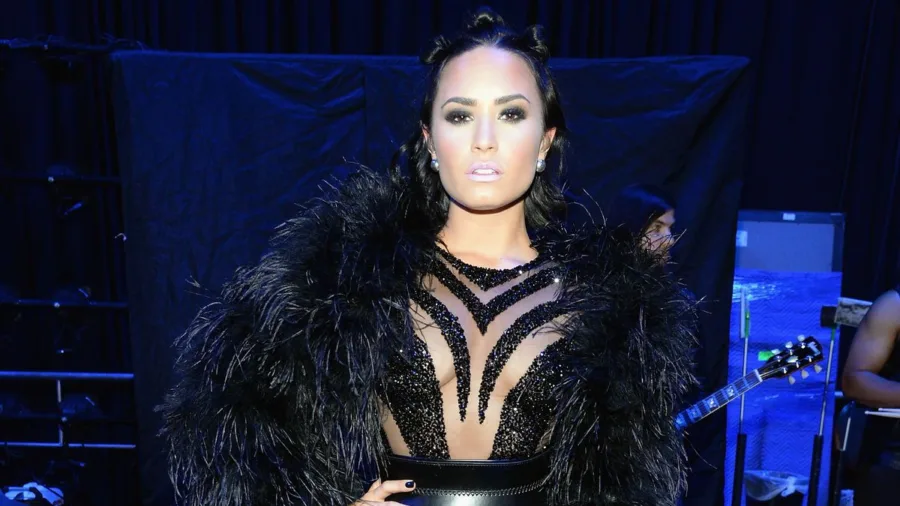 Η Demi Lovato με εντυπωσιακό μαύρο κορμάκι με φτερά και διαφάνειες.