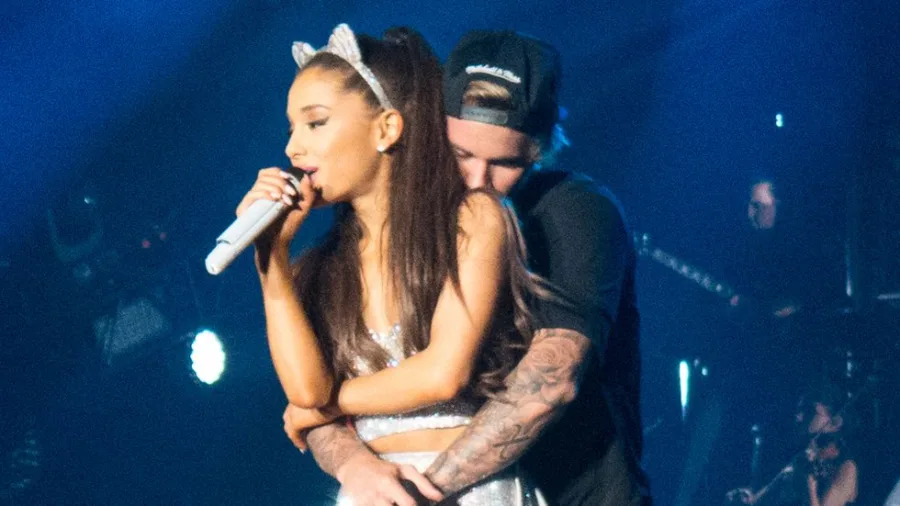 Η Ariana Grande και ο Justin Bieber στη σκηνή
