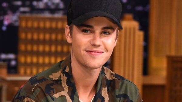 O Justin Bieber γιορτάζει το Νο1 στα charts με ένα video που θα σας κάνει να λιώσετε