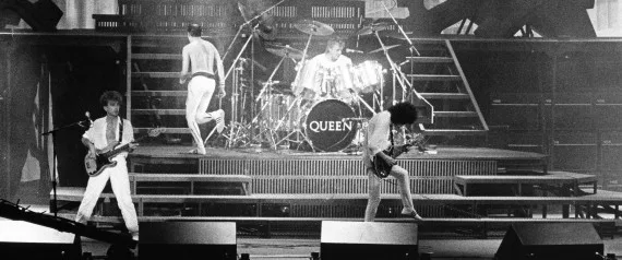 Το θρυλικό συγκρότημα των Queen σε συναυλία στις Βρυξέλλες, εκπρόσωποι της μουσικής των 70s.