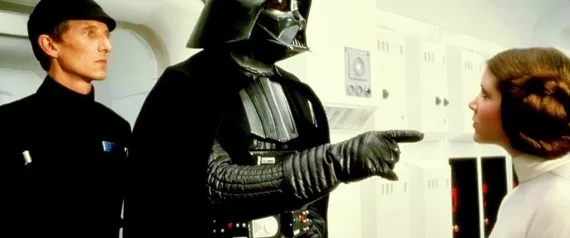 Ο Darth Vader και η Princess Leia σε σκηνή από την ταινία Star Wars.