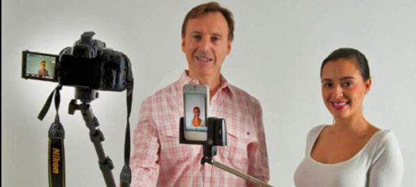 Δείτε τον άνθρωπο που εφηύρε το selfie stick και σήμερα είναι εκατομμυριούχος