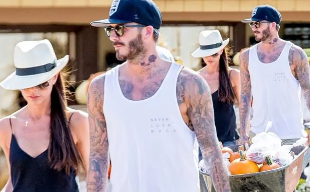 Ο David Beckham και η Victoria Beckham αγοράζουν κολοκύθες για το Halloween.