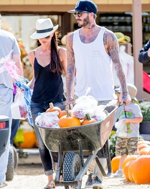 ***MINIMUM SET REPRO FEE 1500 POUNDS STRICTLY NO WEB*** EXCLUSIVE David and Victoria Beckham and family seen getting pumpkins at Underwood Farms in Moorpark, CA