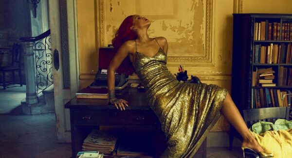 Η Rihanna ολόγυμνή στο κρεβάτι, φορώντας μόνο τις γόβες της