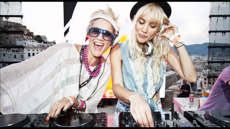 Οι Nervo στα decks κατά τη διάρκεια DJ set σε εξωτερικό χώρο.