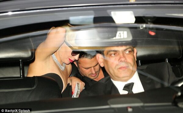 Ασυγκράτητοι Lady Gaga και Τέιλορ Κίνεϊ ακόμα και στο πίσω κάθισμα του αυτοκινήτου τους