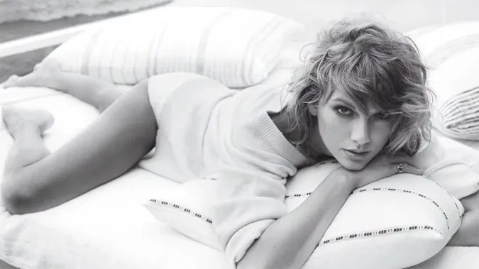 Η Taylor Swift ξαπλωμένη σε κρεβάτι για φωτογράφιση του περιοδικού GQ.