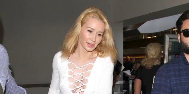 Η Iggy Azalea με αποκαλυπτικό λευκό τοπ και μαύρο παντελόνι στο αεροδρόμιο LAX του Λος Άντζελες.