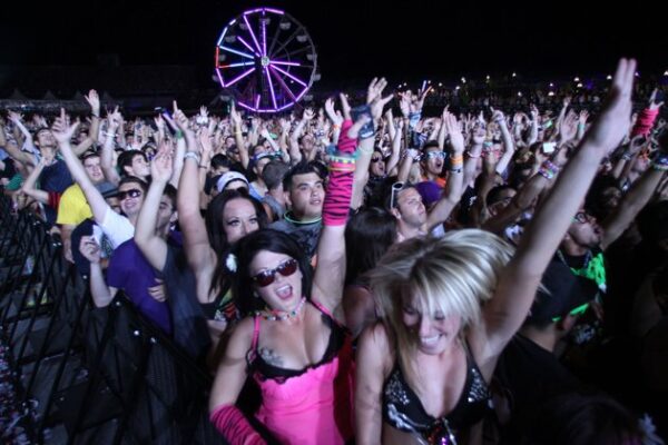 Έτσι τελείωναν τα Rave Party πριν από 20 χρόνια!
