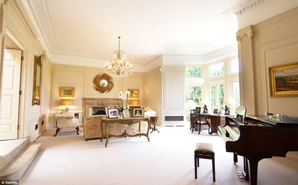 2D69B0AC00000578-3272667-Luxury_surroundings_The_six_bedroom_house_boasts_sumptuous_inter-a-59_1444847355476
