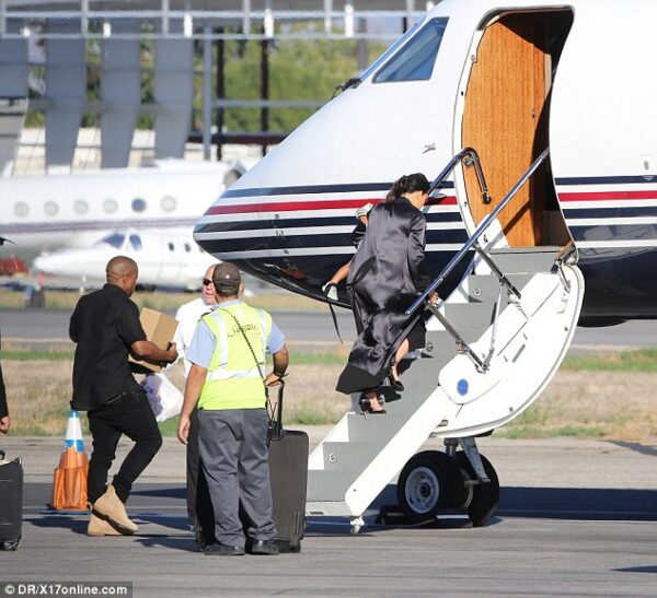 Με ιδιωτικό τζετ πέταξαν Kardashian και West, έπειτα από πρόσκληση του Obama