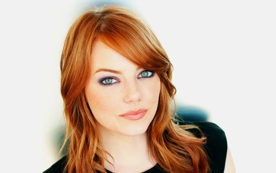 Κοντινό πορτρέτο της Emma Stone με κόκκινα μαλλιά.