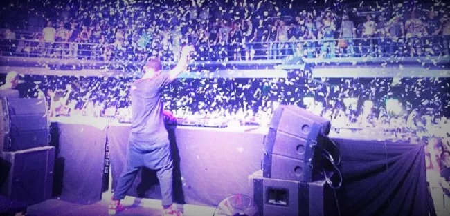 Ο Afrojack σε DJ set στο Gazi Music Hall με κομφετί και πλήθος κόσμου.