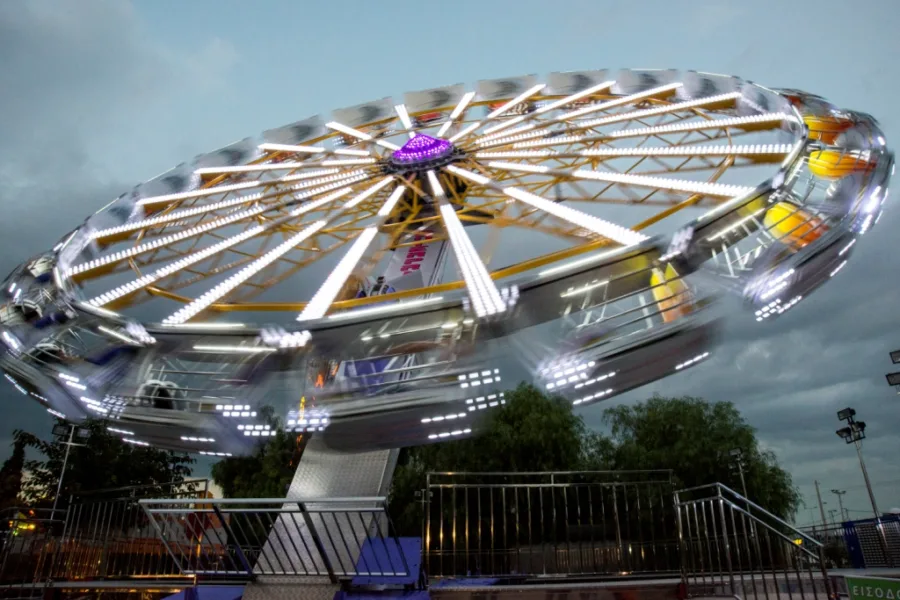 Το παιχνίδι Enterprise στο Allou! Fun Park σε κίνηση κατά τη διάρκεια του σούρουπου.