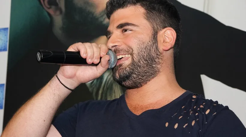 Ο Παντελής Παντελίδης τραγουδάει με μικρόφωνο