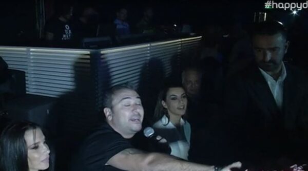 Το είδαμε και αυτό! Αρνήθηκε να του πετάξουν λουλούδια ο Αντώνης Ρέμος