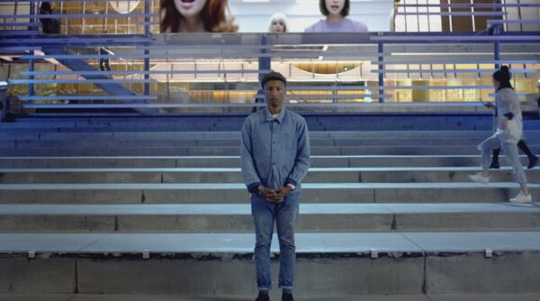 Ο Pharrell δίπλα στους πρόσφυγες