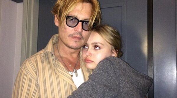 Σε αναμμένα κάρβουνα ο Johnny Depp γαι την μικρή του κόρη