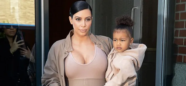 Η Kim Kardashian κρατάει στην αγκαλιά της την κόρη της, North West.