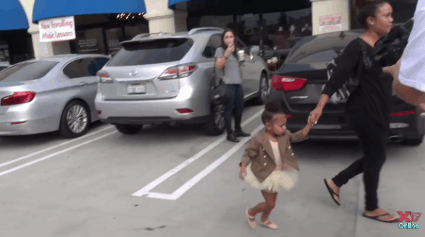 Είναι θεά! Η 2χρονη κόρη της Kardashian την.. λέει στους Paparazzi!