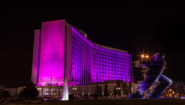 To Hilton Αθηνών έγινε ροζ συμμετέχοντας στο Παγκόσμιο Πρόγραμμα Φωταγώγησης στο πλαίσιο της Εκστρατείας Ενημέρωσης για τον Καρκίνο του Μαστού των Estee Lauder Companies