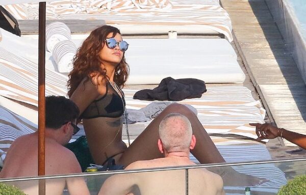 Ανάγκη έχει; Η Rihanna με το μικρό bikini της κάνει ζωάρα στη Βραζιλία