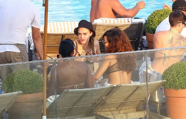 Rihanna-Cara-Delevingne-Brazil-September-2015-Pictures-4
