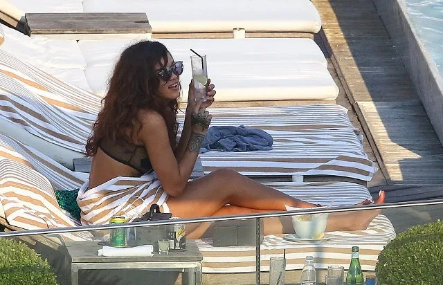 Rihanna-Cara-Delevingne-Brazil-September-2015-Pictures