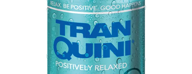 Κοντινό πλάνο σε κουτάκι αναψυκτικού Tranquini Positively Relaxed με σταγόνες νερού.