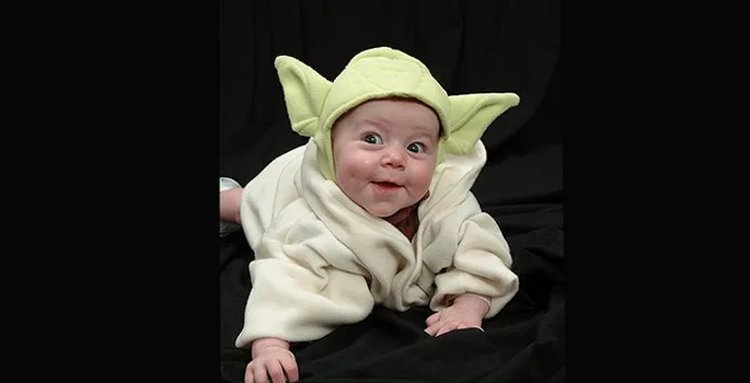 Μωρό ντυμένο ως Baby Yoda από το Star Wars