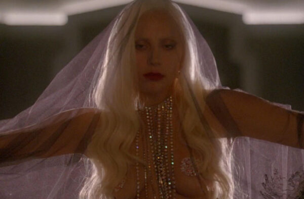 Ο τηλεοπτικό ντεμπούτο της Lady Gaga ήταν γεμάτο ολόγυμνες σκηνές! Απολαύστε την