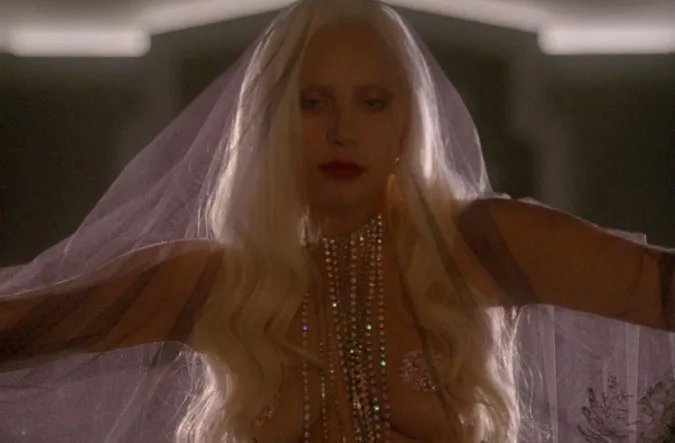 Η Lady Gaga με λευκό πέπλο και κοσμήματα στο American Horror Story: Hotel.