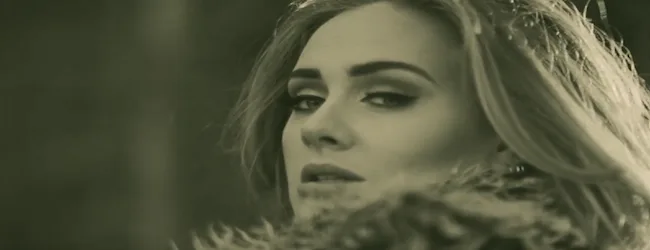 Κοντινό πλάνο της Adele από το video clip του τραγουδιού Hello.