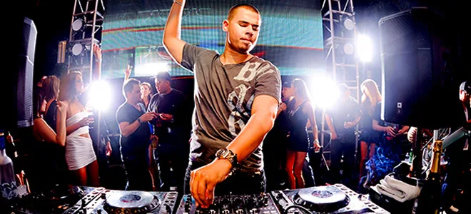 Ο Afrojack σε DJ set στη σκηνή