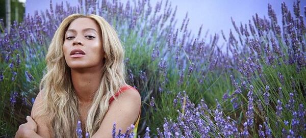 Η Beyonce δεν μασάει και ποζάρει σε εξώφυλλο για να δείξει τις ραγάδες της.  Και καλά κάνει