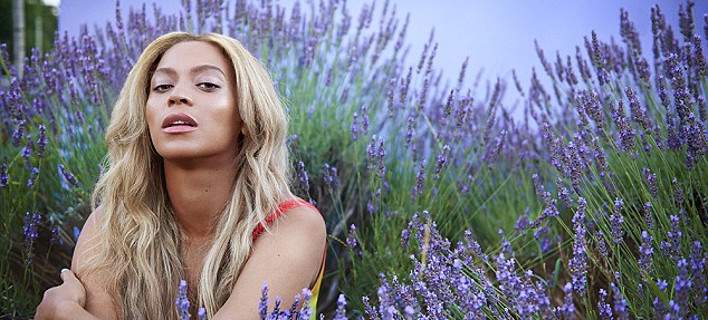 Η Beyonce ποζάρει ανάμεσα σε λεβάντες