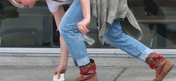 H Cameron Diaz μαζεύει σκουπίδια