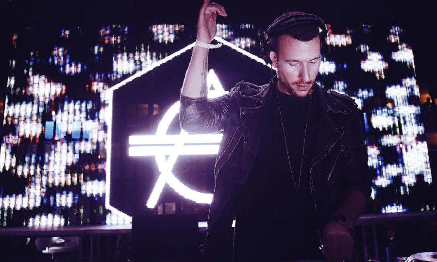 Ο Don Diablo στα decks κατά τη διάρκεια live εμφάνισης
