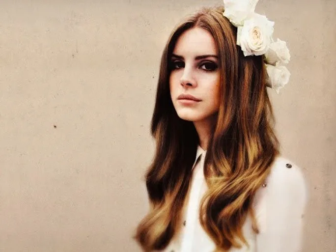 Η Lana Del Rey με λευκά λουλούδια στα μαλλιά