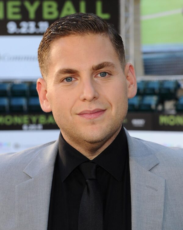 Πορτρέτο του Jonah Hill σε επίσημη εκδήλωση.