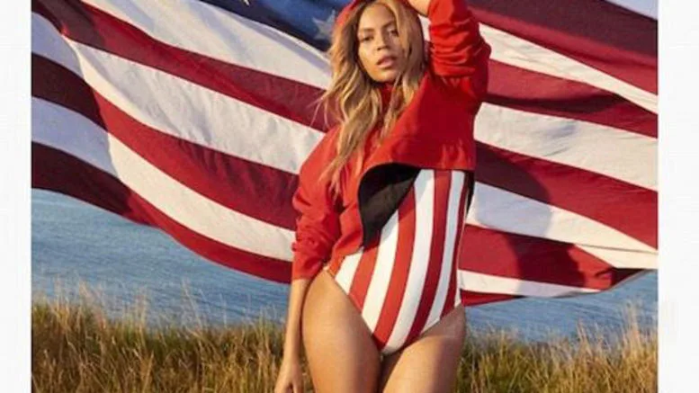 Η Beyonce ποζάρει με ριγέ κορμάκι μπροστά από την αμερικανική σημαία.