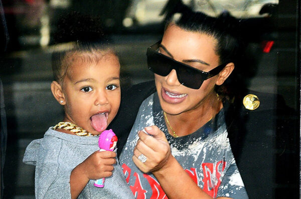 Η Kim Kardashian κρατάει στην αγκαλιά της την κόρη της North West.