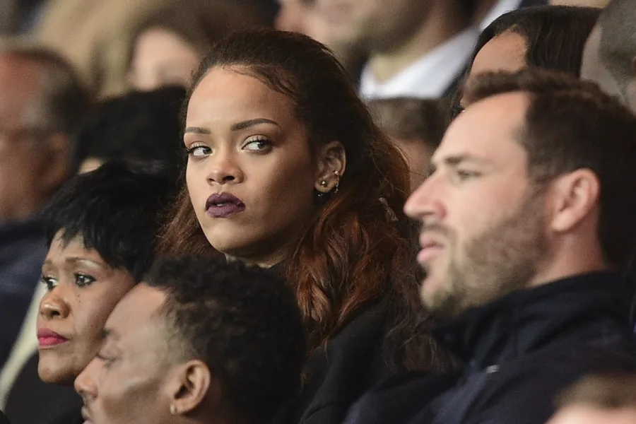 Η Rihanna παρακολουθεί ποδοσφαιρικό αγώνα στις κερκίδες.